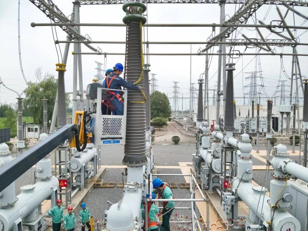 国网宝鸡供电公司330千伏硖石变检修首程任务顺利告捷 夯实电网安全基石